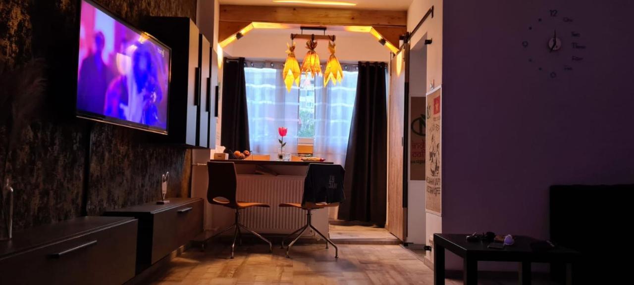 Tiki'S Bar Studio Bukares Bagian luar foto